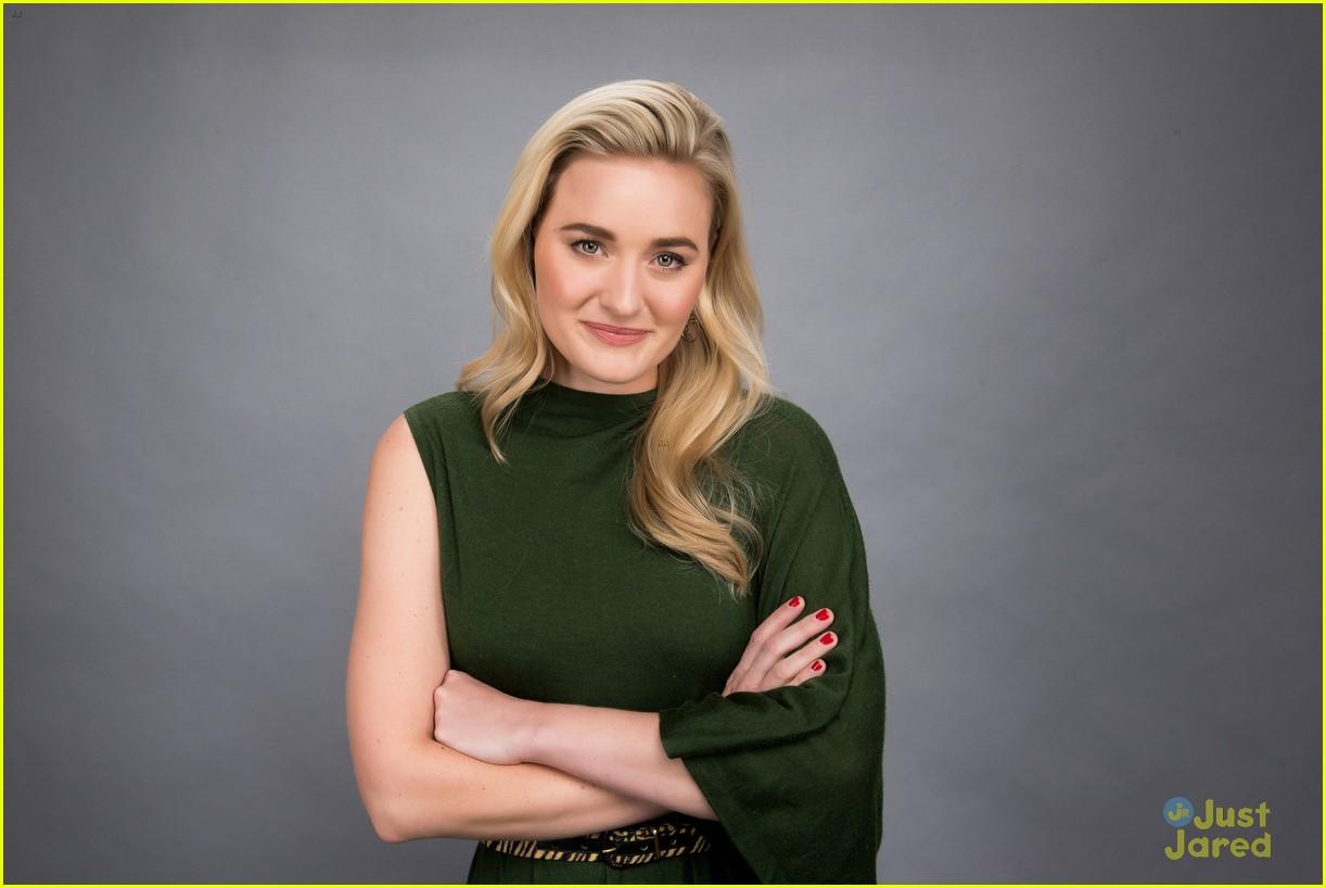 HQ Photo | Thanks to JustJaredJR.com
