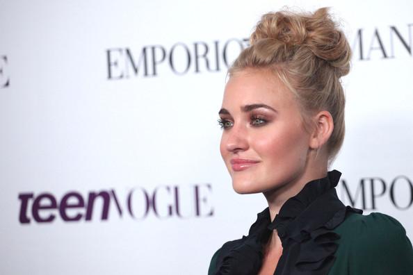 Amanda2BMichalka2BTeen2BVogue2BYoung2BHollywood2B1auWJIW0PS8l.jpg